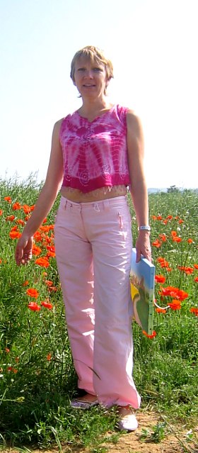 Ghislaine, juin 2005, vir�e d'inspection du site de Chateau sur Epte avant derni�res retouches de la peinture. Il fait trop chaud pour rester sur le chemin, aussi allons nous terminer ce travail � l'atelier de Saint Clair, bien au frais, et en bonne companie. 