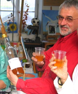 Jean Pierre - on le verra dans ses peintures -  a un esprit vif empreint d'une grande cordialit�; C'est ainsi que derni�rement, � l'atelier du pommier (et comme le nom l'indique) nous � introduit au jus de pomme du verger conservatoire de Saint Clair sur Epte !