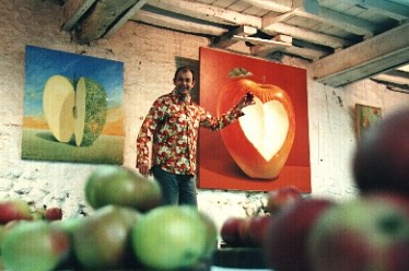 deux des 20 grands tableaux de pommes expos�s. On notera aussi la chemise pomme !